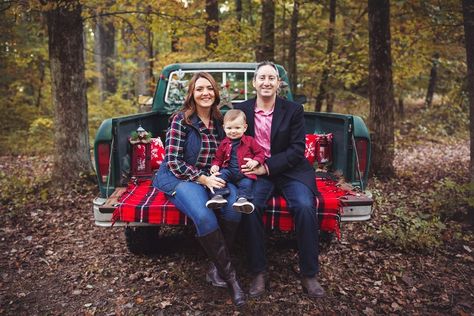 Christmas Truck Mini Sessions, Farm Family Photoshoot, Christmas Tree Farm Pictures, Christmas Photographer, Vintage Truck Christmas, Family Holiday Pictures, Christmas Pictures Outfits, Christmas Family Photoshoot, Photography Mini Sessions