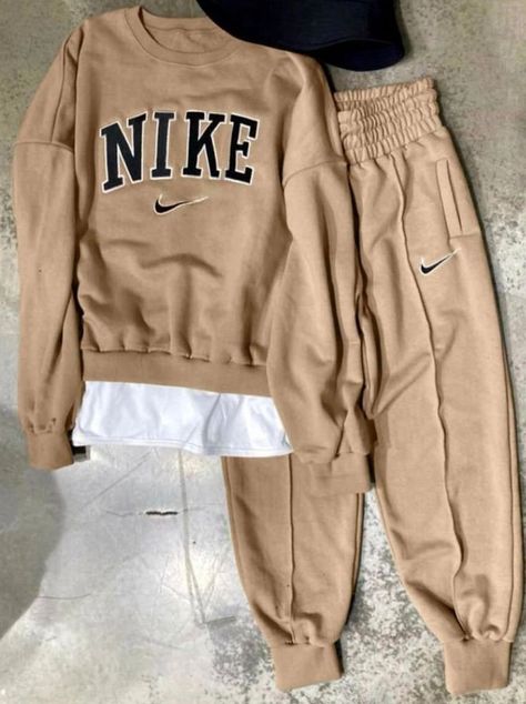 Womens Nike Tracksuit, Nike Sets Outfits Women, Nike Sweat Outfits For Women, Nike Sweatshirts And Sweatpants, Nike Sweats Outfits Women, Nike Sweat Sets, Nike Sweat Sets Women, Pull Vintage Nike, Nike Womens Outfits