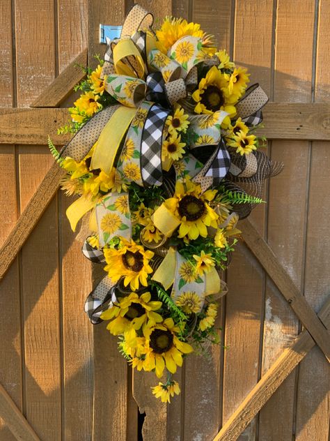 Sunflower Swag, Sunflower Wreath Diy, Sunflower Burlap Wreaths, Fall Deco Mesh Wreath, Summer Mesh Wreaths, Burlap Wreath Diy, Fall Grapevine Wreaths, Diy Spring Wreath, Door Wreaths Diy