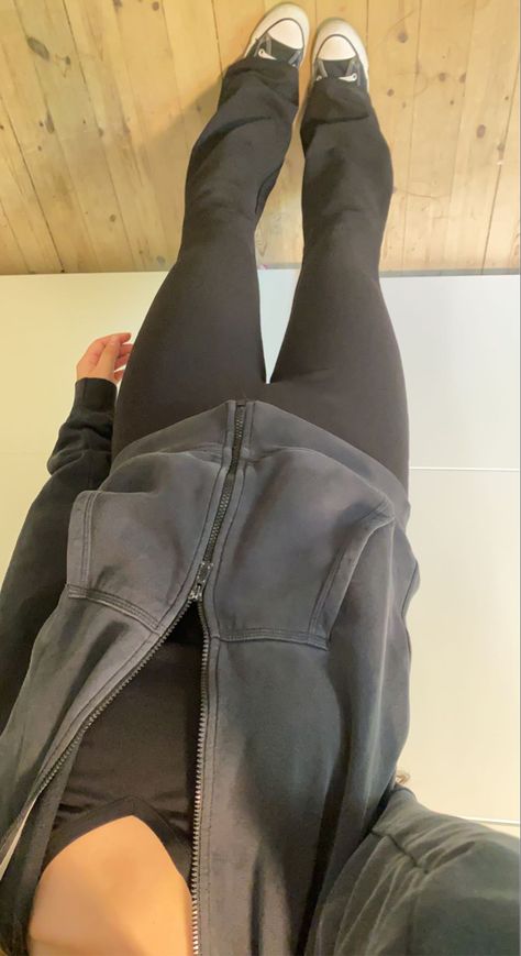 Sporty outfit Black Flared Leggings Outfit Aesthetic, Black Leggings Autumn Outfit, Flair Leggings Outfit Grunge, Summer Outfits With Flare Leggings, Flared Leggings And Hoodie Outfit, Outfits Fall 2024 Aesthetic, Dark Blue Flare Leggings Outfit, Cute Outfit With Flare Leggings, Hoodie And Flare Leggings