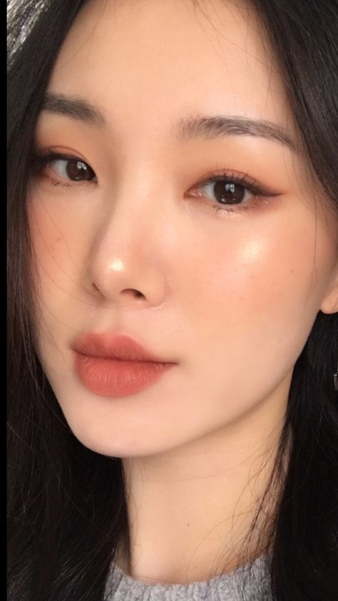 Natural Makeup Asian Eyes, Summer Makeup Looks Asian, Basic Asian Makeup, Natural Eye Makeup Asian, Peach Tone Makeup, Dewy Makeup Asian, Bridal Makeup Monolid, Peachy Makeup Look Natural, Natural Makeup Asian Tan