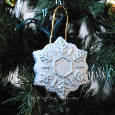 Plaster Of Paris Ornaments, Easy Holiday Decor, Easy Gingerbread House, Teaching Art Elementary, Cookie Ornaments, Simple Holiday Decor, Paris Holiday, Winter Ball, Christmas Teaching