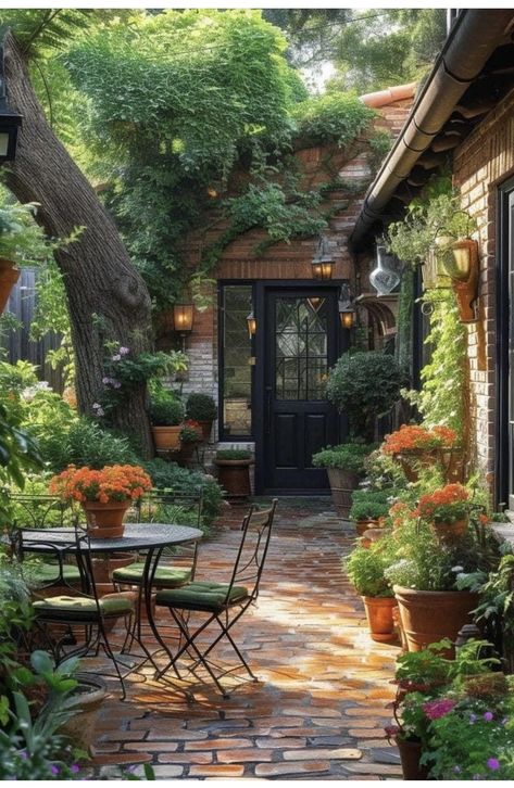 Cottage Exteriors, Italian Garden, Home Garden Design, House Viewing, Village House Design, Backyard Garden Design, Cabins And Cottages, Indoor Outdoor Living, Small Gardens