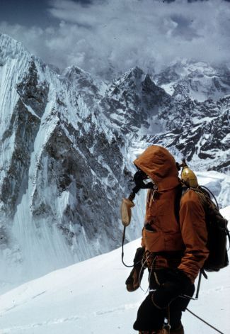 An oxygen-masked Tom Hornbein on the West Shoulder of Mt. Everest. Photo: Willi Unsoeld Monte Everest, Dangerous Sports, Oxygen Mask, Ice Climbing, Mountain Climbing, Photo Vintage, Mans World, To Infinity And Beyond, World Of Sports