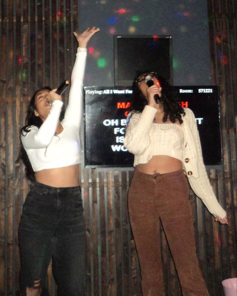 Singing Karaoke Aesthetic, 1950s Sleepover, Going Out Friends Aesthetic, Silly Friends Aesthetic, Singing With Friends Aesthetic, Going Out Aesthetic Friends, Silly Girl Aesthetic, Going Out With Friends Aesthetic, Karaoke Night Aesthetic