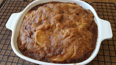 Apple Dishes, Apple Sauce Recipes, Apple Dessert, Bread Pudding Recipe, Delicious Thanksgiving, Fruity Desserts, Crumb Topping, Apple Desserts, Baked Apples