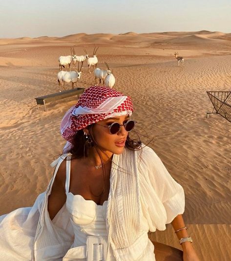 Desert Photoshoot Outfit, Dubai Fashion Women, Egypt Outfits, Desert Photoshoot Ideas, Dubai Photoshoot, Dubai Outfit, Desert Outfit, Morocco Fashion, Dubai Outfits