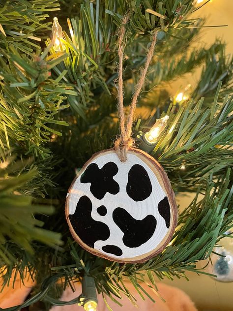 Hand Painted Cow Print Ornament On Wood Slice Coated in lacquer for protection and glossy finish. Around 2-2.5 inches in diameter. Perfect for anyones Christmas tree, Rearview mirror hang or a gift! Southwestern Christmas Ornaments, Western Christmas Decorations, Cow Ornaments, Farmhouse Christmas Ornaments, Cow Decor, Cowboy Christmas, Wood Slice Ornament, Western Christmas, Wooden Ornament