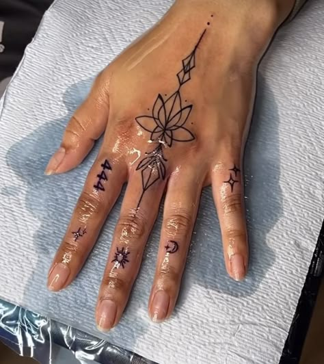 Small Finger Tattoos, Finger Tattoo For Women, Hand And Finger Tattoos, Cute Hand Tattoos, Pretty Hand Tattoos, Finger Tattoo Designs, Tattoos For Black Skin, Geniale Tattoos, Hand Tattoos For Women