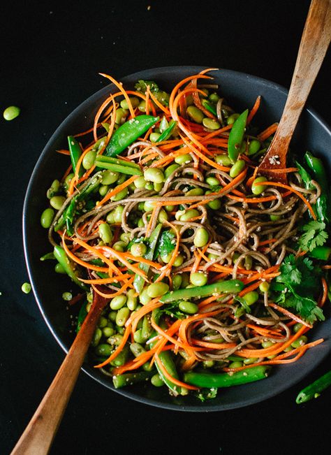 Sugar snap pea and carrot soba noodles - cookieandkate.com Pot Roasts, Sugar Snap Pea, Soba Noodles Recipe, Cookie And Kate, Snap Pea, Sandwich Fillings, Pork Sandwich, Soba Noodles, God Mat