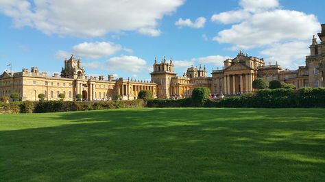 Woodstock. Bleinham Palace Royal Palace Exterior, British Palace Aesthetic, Fulham Palace Wedding, British Mansion, England Buckingham Palace, Bleinham Palace, Gresham Palace, Blenheim Palace, English Architecture