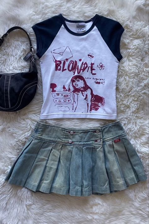 Pleated Denim Skirt Outfit, Y2k Skirt Outfit, Mini Skirt Outfit Aesthetic, Y2k Mini Skirt Outfit, Outfits With Mini Skirts, Demin Skirt Outfit, Pleated Mini Skirt Outfit, Mini Skirts Outfits Summer, Denim Mini Skirt Outfit