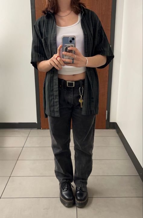 Lesbian Cargo Outfit, Sweater Lesbian Style, Lumberjack Lesbian Outfit, Lesbian Cool Outfit, Masc Lesbian Graduation Outfit, Streetwear Lesbian Outfits, Masc Lesbian Outfits Y2k, Masc Lesbian Outfits Cargo Pants, Carabiner Lesbian Outfit