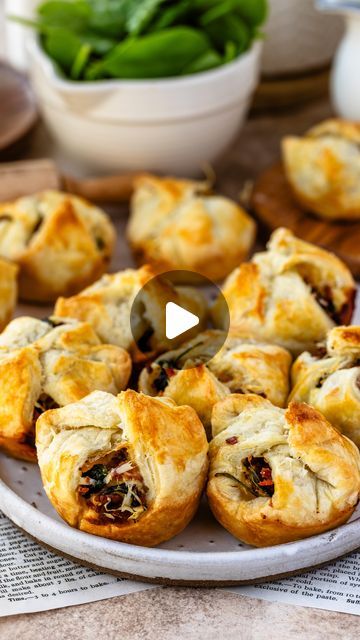 Camila Hurst on Instagram: "Spinach Bacon Puffs is the perfect appetizer for your Thanksgiving! You can make it ahead and keep it frozen and just bake right before serving! So easy! You can also make your own homemade puff pastry or use store-bought to keep things simple!
They were super delicious with a creamy cheese filling with bacon and garlicky sautéed spinach. Sooooo good!!!
Comment “recipe” and I will send it to your messages ❤️

#appetizer #appetizers #bacon #spinach #puffpastry" Dinners For Guests, Camila Hurst, Bacon Puffs, Homemade Puff Pastry, Sauteed Spinach, Just Bake, Creamy Cheese, Perfect Appetizers, Party Recipes