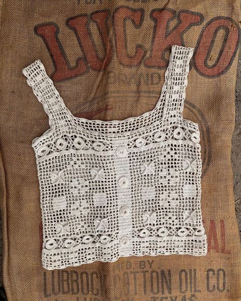 Lace Pattern Crochet, Filet Crochet Clothes, Filet Crochet Top, Crochet Filet Pattern, Crochet Lace Vest, Vintage Filet Crochet, Crochet Camisole, Knitting Fashion Design, Crochet Thread Projects