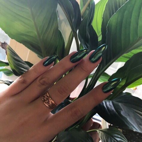 Chrome Emerald Nails, Emerald Green Metallic Nails, Dark Color Chrome Nails, Black Green Chrome Nails, Emerald Nails Chrome, Green Mettalic Nails, Metalic Green Nail, Dark Green Nails Sparkle, Dark Green Crome Nails