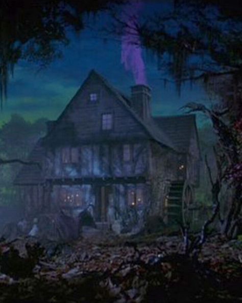 Sanderson Sisters House, Hermanas Sanderson, Hocus Pocus Disney, Hocus Pocus 1993, Best Halloween Movies, Three Witches, Disney Emoji Blitz, Yennefer Of Vengerberg, Disney Wiki