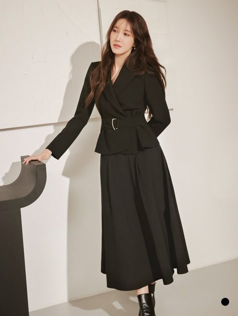 Business Professional Outfits Korean, Dior Suits For Women, Penthouse Outfit, Official Dresses, Neat Casual Outfits, Outfit Korean Style, Tulle Skirt Black, Professional Outfits Women, Office Dresses For Women