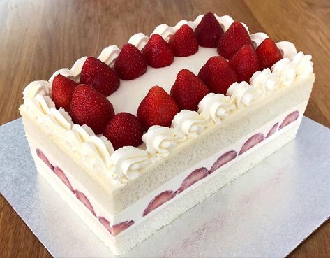 Japanese Strawberry Shortcake, Cheesecake Oreo, Strawberry Shortcake Recipes, Shortcake Recipe, Magic Cake, Strawberry Cakes, Just Cooking, Savoury Cake, Strawberry Cake