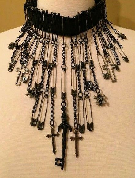 Gothic Jewelry Diy, Safety Pin Jewelry, Jewelry Big, Walmart Jewelry, Goth Jewelry, Safety Pins, Estilo Punk, Halloween Jewelry, Pin Jewelry