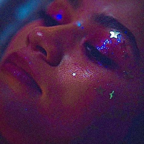 Zendaya Euphoria, Zendaya Makeup, Swag Makeup, Green Makeup, Zendaya Coleman, Glitter Makeup, Love Makeup, Purple Aesthetic, Makeup Videos