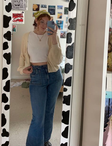 Comfy Bell Bottoms Outfit, Midsize Bell Bottoms Outfit, Midsize Flare Jeans, Midsize Flare Jeans Outfit, Styling Flare Jeans, Flare Jeans Outfit Aesthetic, Mid Rise Jeans Outfit, Jeans Midsize, Bell Pants Outfit