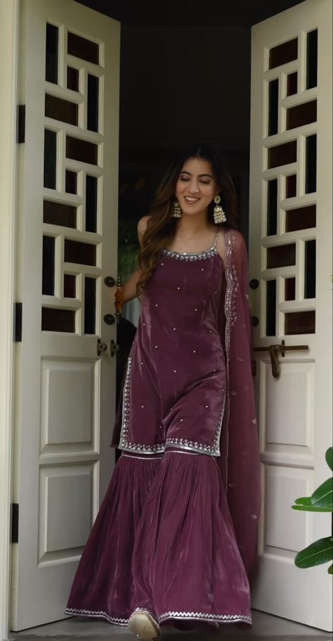 Elegant Fashion Outfits, Trendy Outfits Indian, Velvet Dress Designs, Traditional Indian Dress, Indian Dresses Traditional, Velvet Suit, Traditional Indian Outfits, The Kardashians, Simple Pakistani Dresses