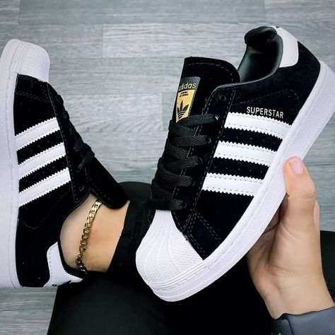 Tenis Hombre SuperStar😎👟. Info al DM #shoe #shoes #tenis #superstar #bogota #tiendavariedades #tiendaonline #tiendabogota #store #adidas #adidasshoes #adidassuperstar Adidas Concha, Superstar Adidas, Adidas Shoes, Jordan, Adidas, Sneakers