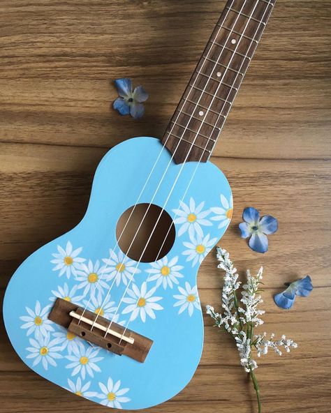 260 Likes, 20 Comments - petite sunshine ☼ (@petitesunshineart) on Instagram: “You’ll be seeing a lot more ukes over here... ☼ I’ll have a custom painted ukulele option up on…” Ukulele Painting Ideas, Ukelele Painted, Guitar Art Diy, Ukulele Painting, Guitar Art Project, Arte Do Ukulele, Akordy Na Ukulele, Ukulele Diy, Painted Ukulele