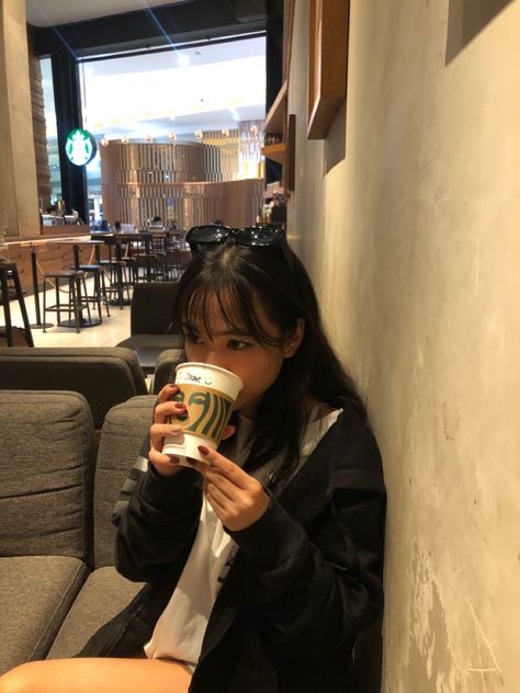 Starbucks Pictures Ideas, Starbucks Selfie Instagram, Drinking Starbucks Pose, Starbucks Poses, Starbucks Photoshoot Ideas, Starbucks Selfie, Reference Portraits, Coffee Selfie, Starbucks Pictures