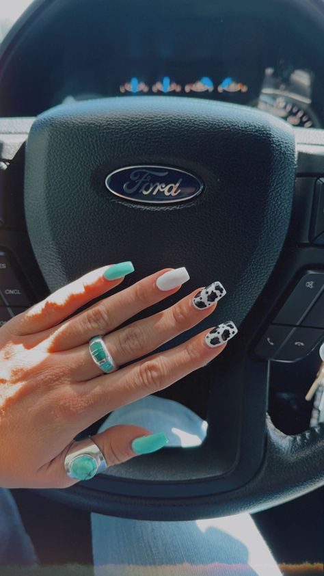 Cute Turquoise Nails Acrylic, Turquoise Nails With Cow Print, Teal Western Nails Acrylic, Cute Nail Ideas Cow Print, Diy Western Nails, Turquoise Square Nails, Turqoise Nails Design, Turquoise And Cow Print Nails, Tourquise Nails Design