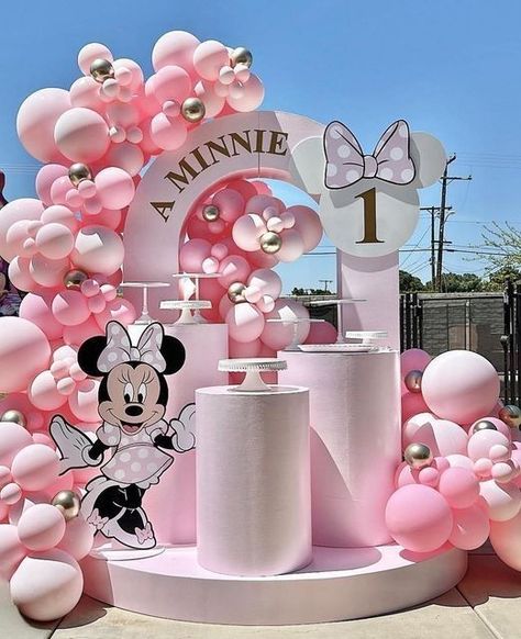 Minnie Mouse Backdrop Ideas, Minnie Mouse Balloon Arch, Pink Themed Party, Mickey Mouse Birthday Theme, Minnie Mouse Birthday Theme, Minnie Mouse Balloons, Minnie Mouse Birthday Party Decorations, Minnie Mouse Birthday Decorations, Pink Latex