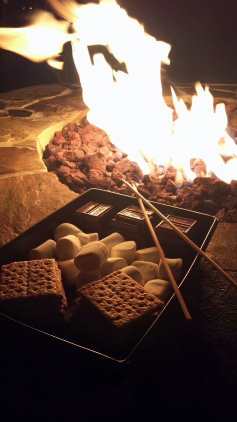 Camping Dessert Ideas, Belly And Taylor, Outdoor Event Ideas, Backyard Bonfire Party, Summer Smores, Smores Recipe, Camping Smores, Summer Campfire, Summer Bonfire