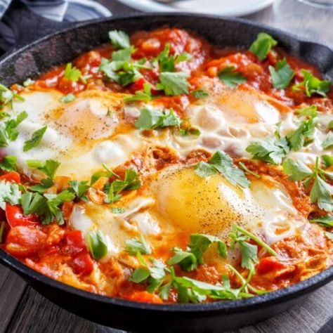 Traditional Shakshuka Recipe, How To Make Shakshuka, Shakshuka Recipes, Egg Dish, Middle Eastern Recipes, Easy Healthy Breakfast, Low Carb Yum, Healthy Vegetarian, Quick Meals