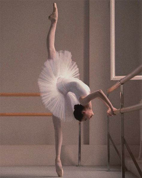 Dancer Lifestyle, Ballet Aesthetic, Ballet Pictures, Ballet Beauty, Dance Photography Poses, Dance Dreams, Ballet Poses, Dance Tutorial, Ballet Inspiration