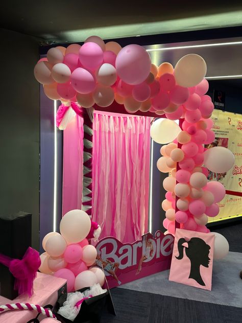 Barbie Themed Trunk Or Treat, Barbie Photobooth, Barbie Homecoming, Barbie Photo Booth, Cheer Homecoming, Homecoming Hallways, Picture Booth, Barbie Party Decorations, Barbie Box