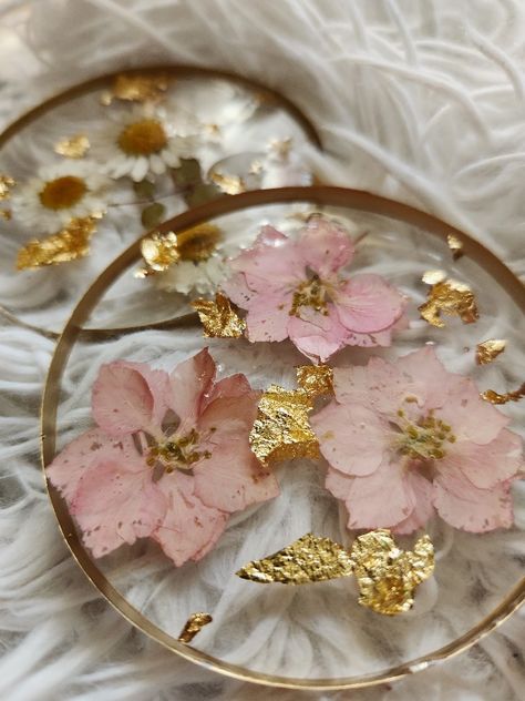 Dried flowers make the most beautiful coasters. Compliment with gold leaf. Resin Coasters Floral, Resin Coasters Flowers, Epoxy Coasters, Floral Coasters, Floral Furniture, Dried Flowers Wedding, Epoxy Art, Table Epoxy, Light Pink Flowers