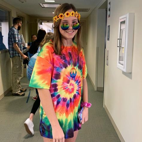 Tie Dye Spirit Day Outfit, Hippie Costume Halloween, Outfit Hippie, Homecoming Spirit Week, Spirit Days, Look 80s, Tie Day, Homecoming Spirit, Spirit Week Outfits