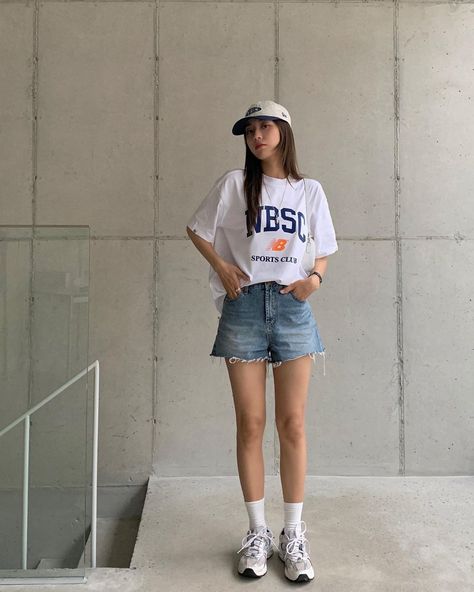 New Balance 530 Outfit, Outfit New Balance, Streetwear Lookbook, New Balance Outfit, Japan Outfit, Looks Street Style, Tshirt Outfits, Casual Summer Outfit, Curvy Outfits