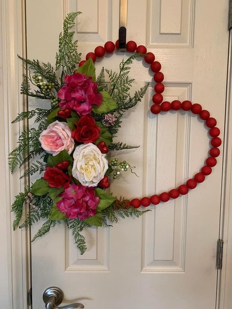 Valentines Day Wreaths Front Doors, Heart Wreath Ideas, Valentine Wood Crafts, Heart Shaped Wreath, Diy Valentines Day Wreath, Valentine Wreath Diy, Diy Valentine's Day Decorations, Easy Diy Wreaths, Door Wreaths Diy