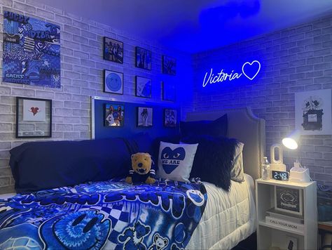 Blue Black And White Dorm Room Ideas, Room Decor Blue Aesthetic, Dark Blue Dorm Room Aesthetic, Royal Blue Dorm Room Ideas, Navy Blue Dorm Room Ideas, Royal Blue Room Ideas, Dark Blue Dorm Room, Penn State Dorm Room Ideas, College Dorm Room Ideas Blue