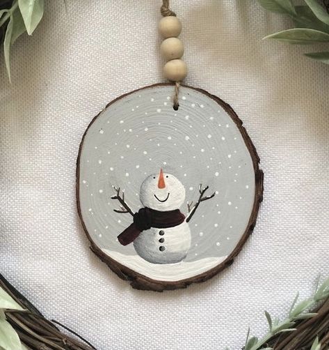 Wooden Discs Ideas Christmas, Hand Painted Snowman On Wood, Painted Wood Christmas Decorations, Small Wooden Paintings, Simple Painted Christmas Ornaments, Painted Wood Discs, Painted Christmas Wood Slices, Snowman Wood Slices, Wood Slice Snowman Ornament