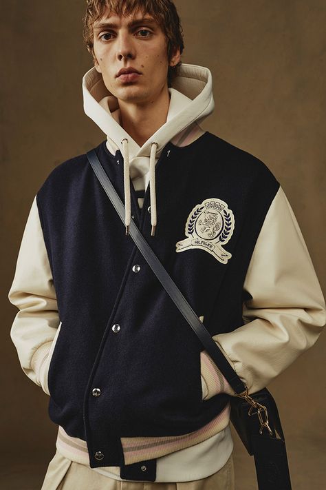 Preppy Look Men, Tommy Hilfiger Men Outfits, Tommy Hilfiger Campaign, Tommy Hilfiger Outfits, Baseball Jacket Outfit, Streetwear Photoshoot, Free T Shirt Design, Americana Fashion, Tommy Hilfiger Man