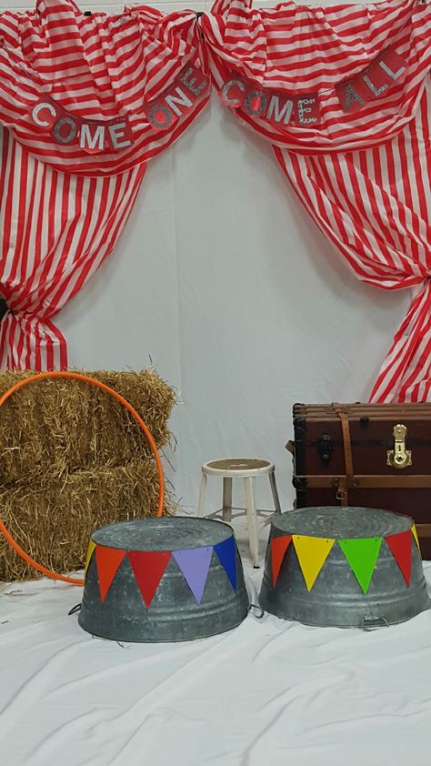 Circus Photo Booth More Carnival Booths, Circus Birthday Party Theme, Vintage Circus Party, Diy Carnival, Circus Carnival Party, Halloween Circus, Circus Theme Party, Carnival Themed Party, Twin First Birthday