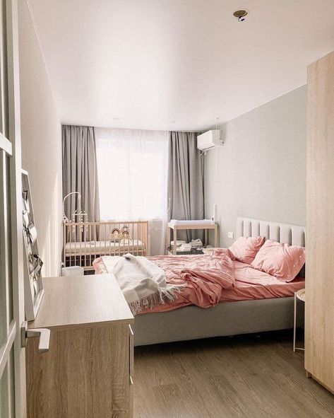 Bedroom With Newborn Sharing, One Bedroom Apartment With Baby, Shared Baby Rooms, Nice Bedrooms, Apartment 2023, Newborn Room, Baby Corner, Parents Room, Baby Room Inspiration