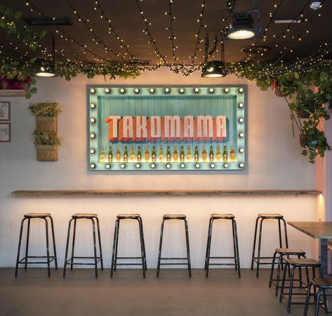 Restaurante mexicano Madrid Takomama Taco Restaurant Design, Mexican Restaurant Design, Mexican Restaurant Decor, Mexican Bar, Taco Restaurant, Aqua Party, Taco Shop, Tacos Burritos, Modern Mexican