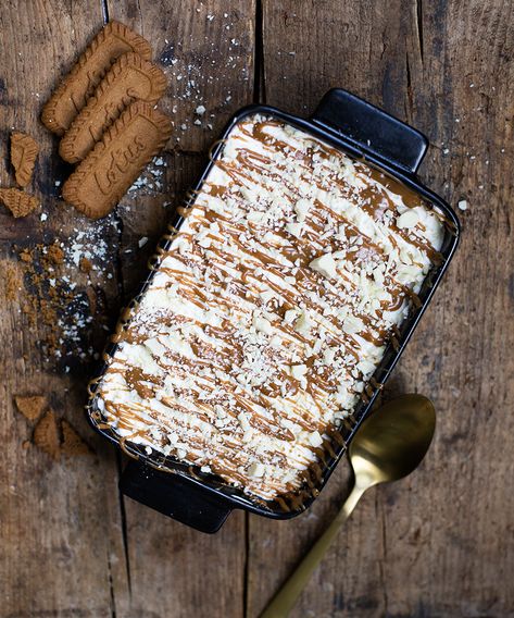 Speculoos tiramisu met witte chocolade Tiramisu Recept, Dessert Plating, Italian Desserts, Trifle, High Tea, No Bake Desserts, White Chocolate, Nom Nom, Food Ideas