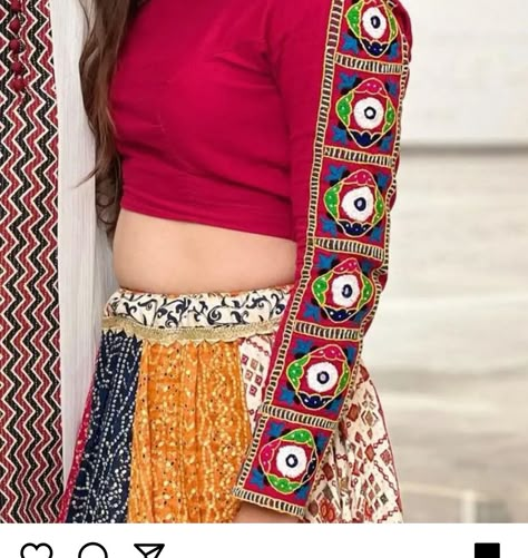 Sadu Bharat Rumal, Desi Bharat Work Blouse, Sadu Bharat Blouse, Traditional Choli, Sadu Bharat, Plain Chiffon Saree, Kutchi Work, Navratri Outfits, Indian Dresses For Women