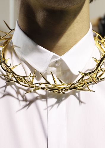 Sometimes you just want to have a Jesus-inspired crown of thorns moment (right??) So in light of that I would like this piece to jump off this man's neck and onto mine. Thanks.   MENS SHOW FALL WINTER 2010 BACKSTAGE GIVENCHY RICCARDO TISCI Young Pope, Grisha Trilogy, Holly Black, Crown Of Thorns, Ex Machina, Fantasy Fashion, Greek Mythology, Givenchy, A Man