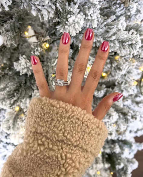 Holiday Engagement Nails, Christmas Red Nails Gel, Simple Christmas Nails 2023, Christmas Nails 2023 Almond, Opi Christmas Colors, Holiday Nails Inspiration, Christmas Nails Almond Red, Sparkly Red Nails Acrylic, Short Red Gel Nails